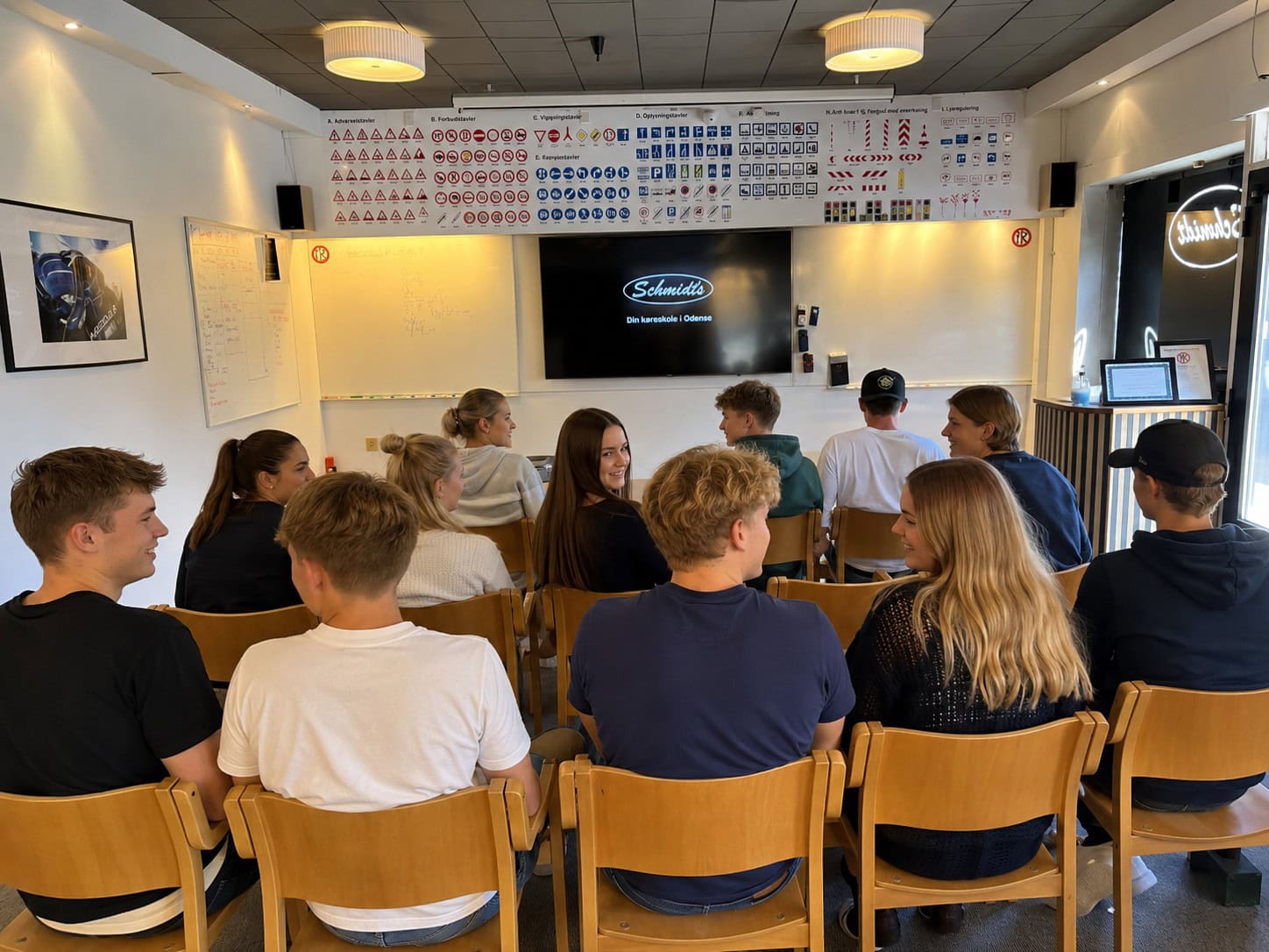 Gruppe elever til kørekortundervisning hos Schmidt Køreskole i Odense.